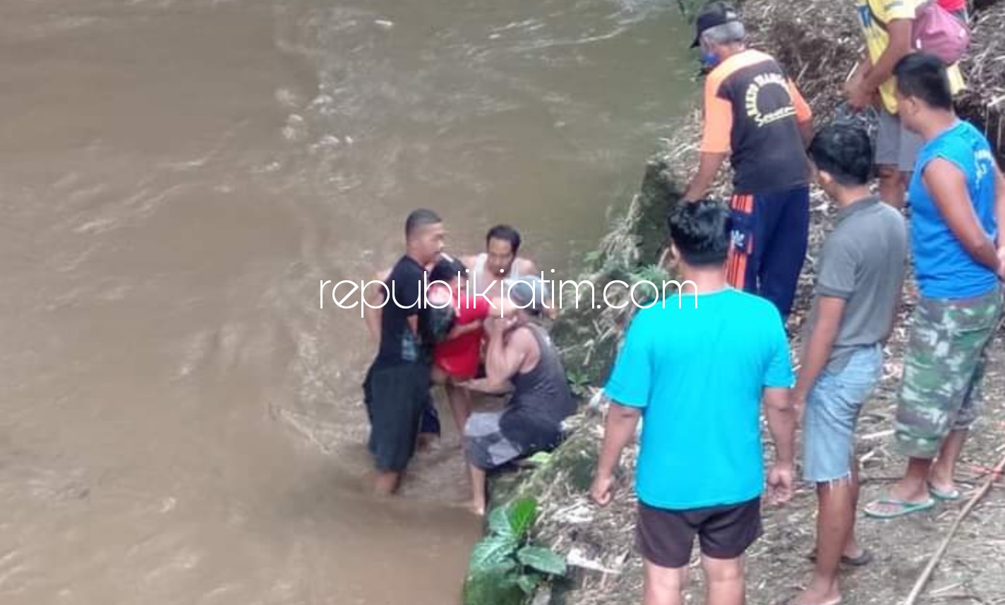 TEWAS - Jenazah korban tenggelam di Sungai Trasakan, Keluarahan Kadipaten, Kecamatan Babadan, Ponorogo hingga korban dibawa ke rumah duka, Senin (23/11/2020) sore. 
