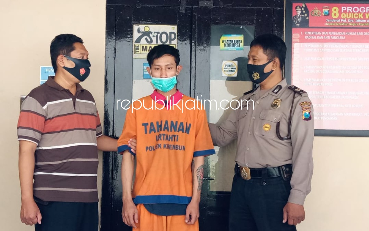 DIGELANDANG - Tersangka pengedar pil koplo, Agil Maulana digelandang petugas Polsek Krembung beserta barang bukti pil berlogo Y yang diamankan dari almari rumah tersangka, Selasa (24/11/2020).