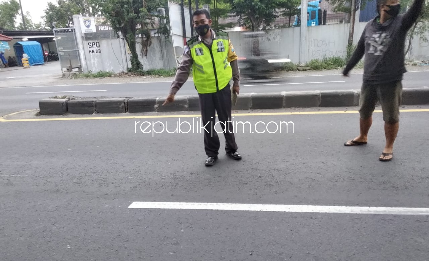 TKP - Petugas Unit Lantas Polsek Taman dan Unit Laka Polresta menggelar olah TKP korban tabrak lari Genduk Mulyati (39) warga Dusun Bogem, Desa Bogempinggir, Kecamatan Balongbendo di JL Raya Sidorogo, Kecamatan Taman, Sidoarjon Selasa (24/11/2020) sore.