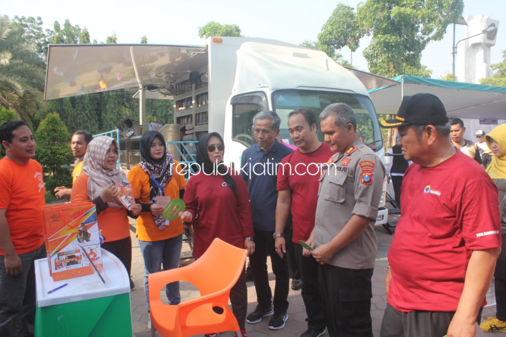 LAYANAN - Bupati Sidoarjo, Saiful Ilah bersama Ombudsman Jatim mengecek sejumlah instansi yang mengikuti pameran pelayanan publik di Alun-Alun Sidoarjo, Minggu (24/11/2019).