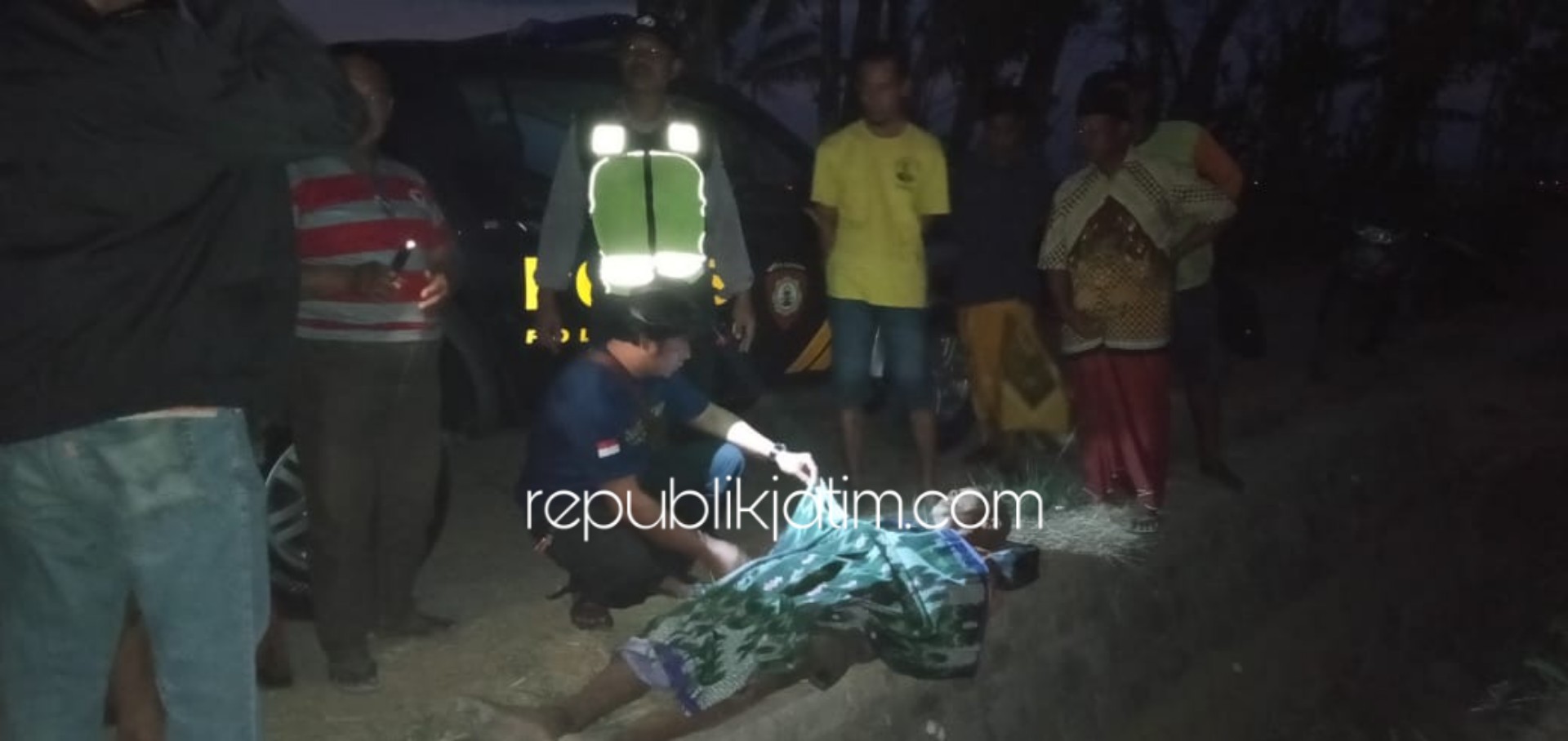 EVAKUASI - Sejumlah polisi mengevakuasi jenazah, Soegono (79) warga JL Kokrosono, Kelurahan Brotonegaran, Kecamatan Ponorogo yang ditemukan tewas di persawahan Desa Winong, Kecamatan Jetis, Ponorogo, Minggu (24/11/2019) petang.