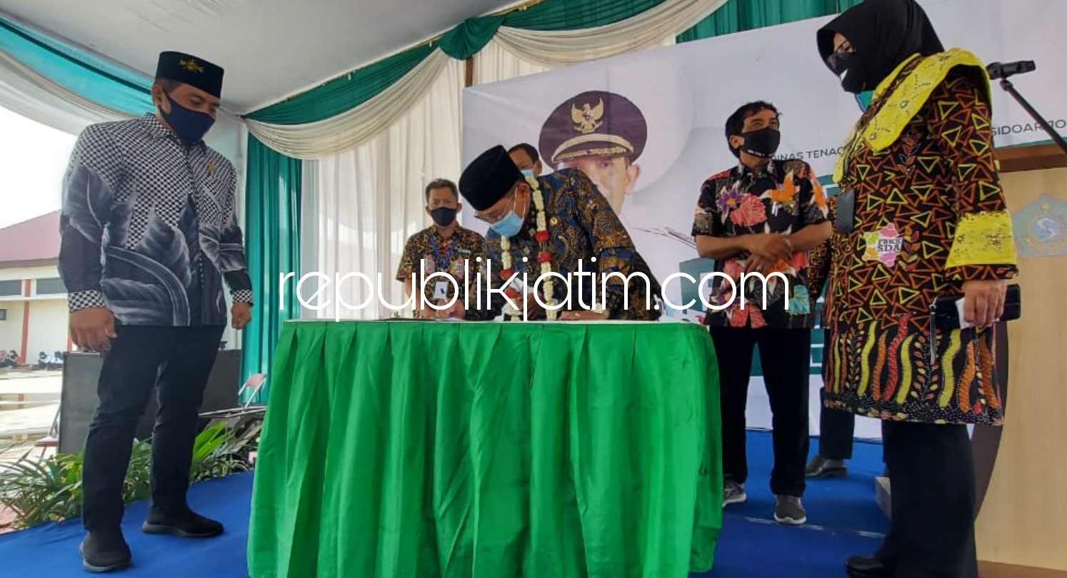BUKA - Pj Bupati Sidoarjo, Hudiyono membuka Bursa Kerja Terbuka (BKT) untuk menampung ratusan tenaga kerja selama pandemi Covid-19 lewat pendaftaran online agar mengurangi kerumunan di Balai Latihan Kerja (BLK) Tulangan, Sidoarjo, Rabu (25/11/2020).