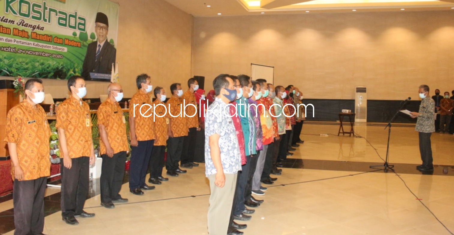 LANTIK - Sekda Sidoarjo, Achmad Zaini melantik pengurus Komando Strategis Petani (Kostratani) tingkat kecamatan, Komisi Pengawasan Pupuk dan Pestisida (KP3) dan Kontak Tani Nelayan Andalan (KTNA) di The Sun City Hotel, Sidoarjo, Selasa (24/11/2020).