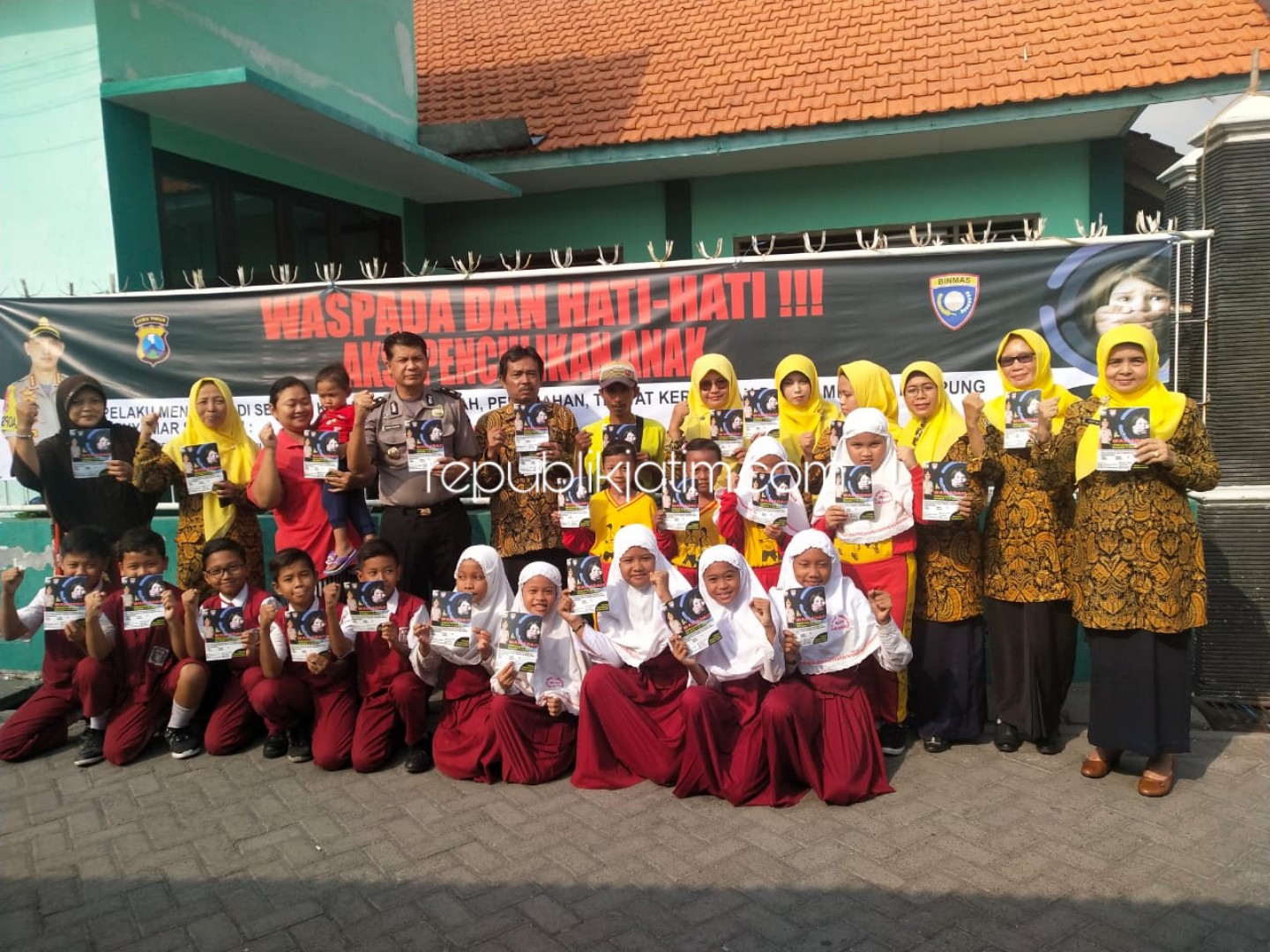 PASANG SPANDUK - Polresta memasang spanduk di sejumlah sekolah sebagai upaya antisipasi aksi penculikan seperti di SDN Tambakrejo, Kecamatan Waru, Sidoarjo, Selasa (26/11/2019).