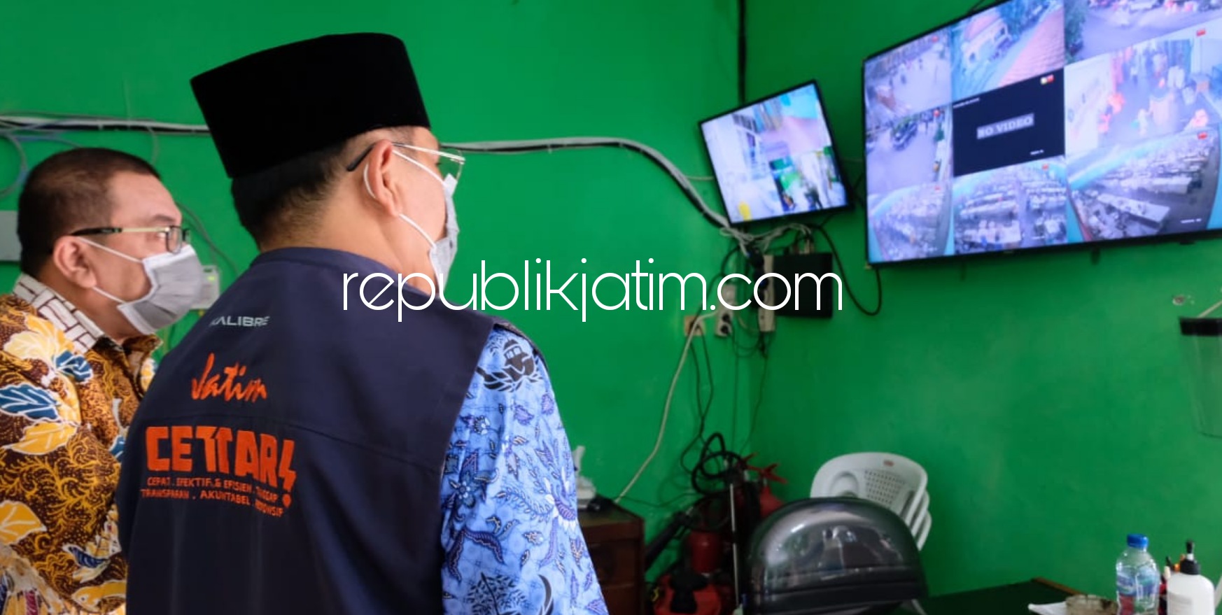 CCTV - Pj Bupati Sidoarjo, Hudiyono melihat CCTV mengecek pedagang dan pengunjung yang memakai masker di unit pelayanan Pasar Gedangan saat inspeksi mendadak (sidak) kebersihan pasar, Kamis, (26/11/2020).