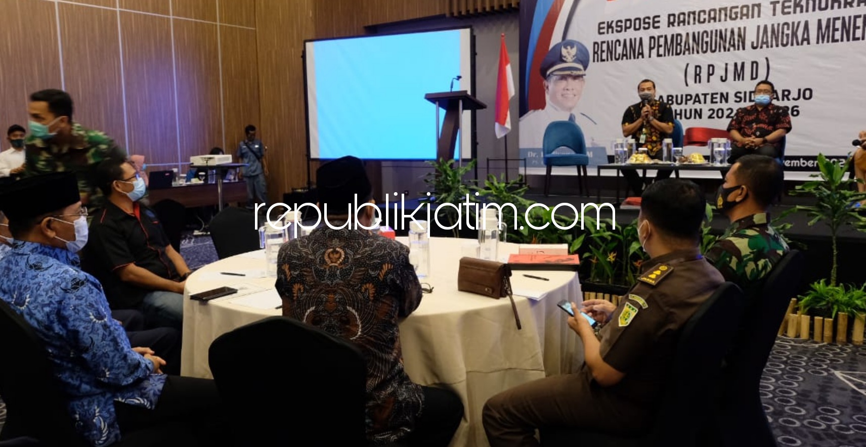TEKNOKRATIK - Pj Bupati Sidoarjo, Hudiyono membuka acara Ekspose Rancangan Teknokratik Rencana Pembangunan Jangka Menengah Daerah (RPJMD) Kabupaten Sidoarjo Tahun 2021 - 2026 di Aston Hotel KNV, Sidoarjo, Kamis (26/11/2020).