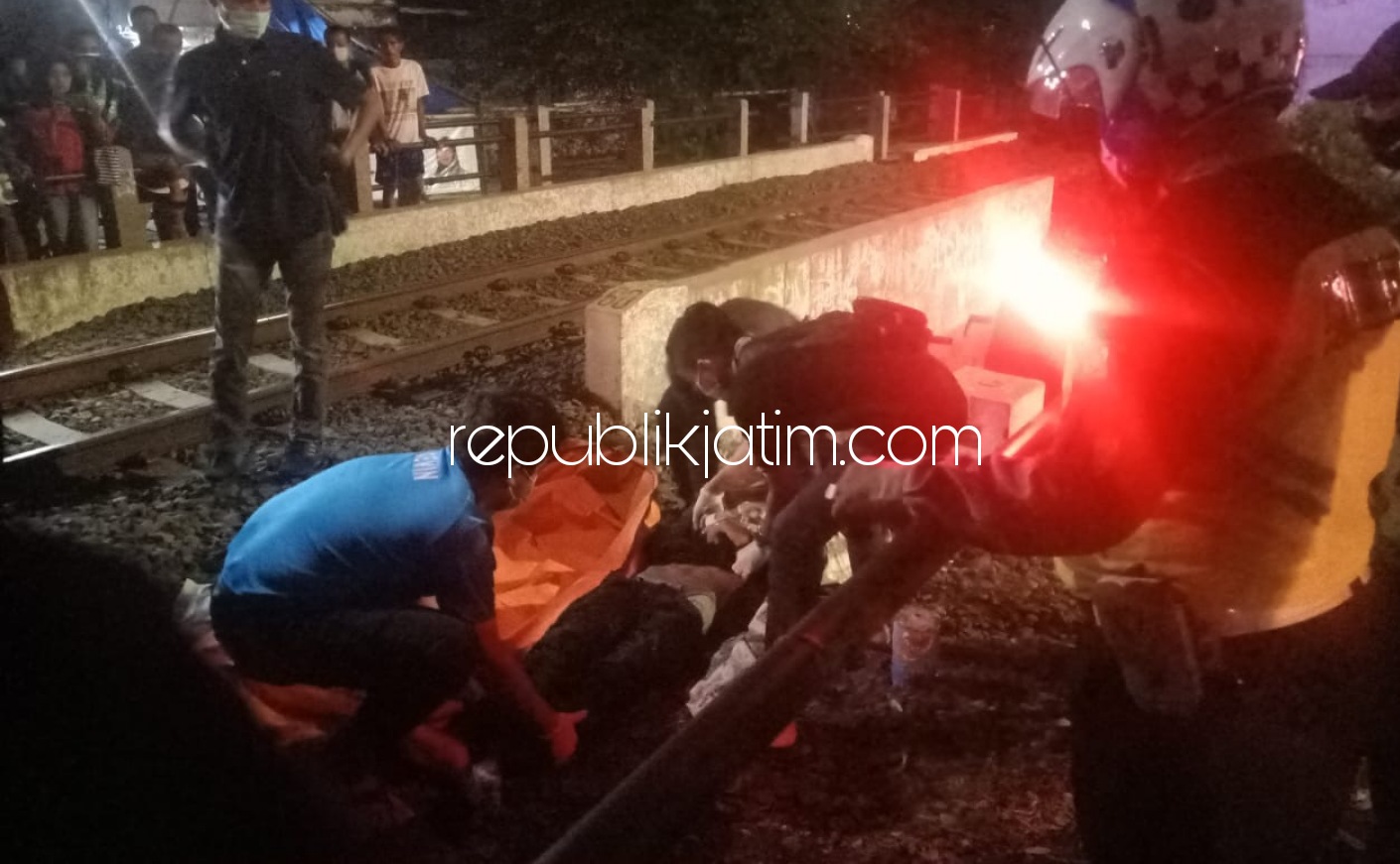 EVAKUASI - Petugas mengevakuasi jenazah, Ahmad Setyo Budi Noto Bagus (21) warga JL Kyai Yusuf, Desa Gondang, Kecamatan Ploso Kelaten, Kediri yang tewas tertabrak Kereta Api (KA) di perlintasan KA Waru, Kamis (26/11/2020) malam.