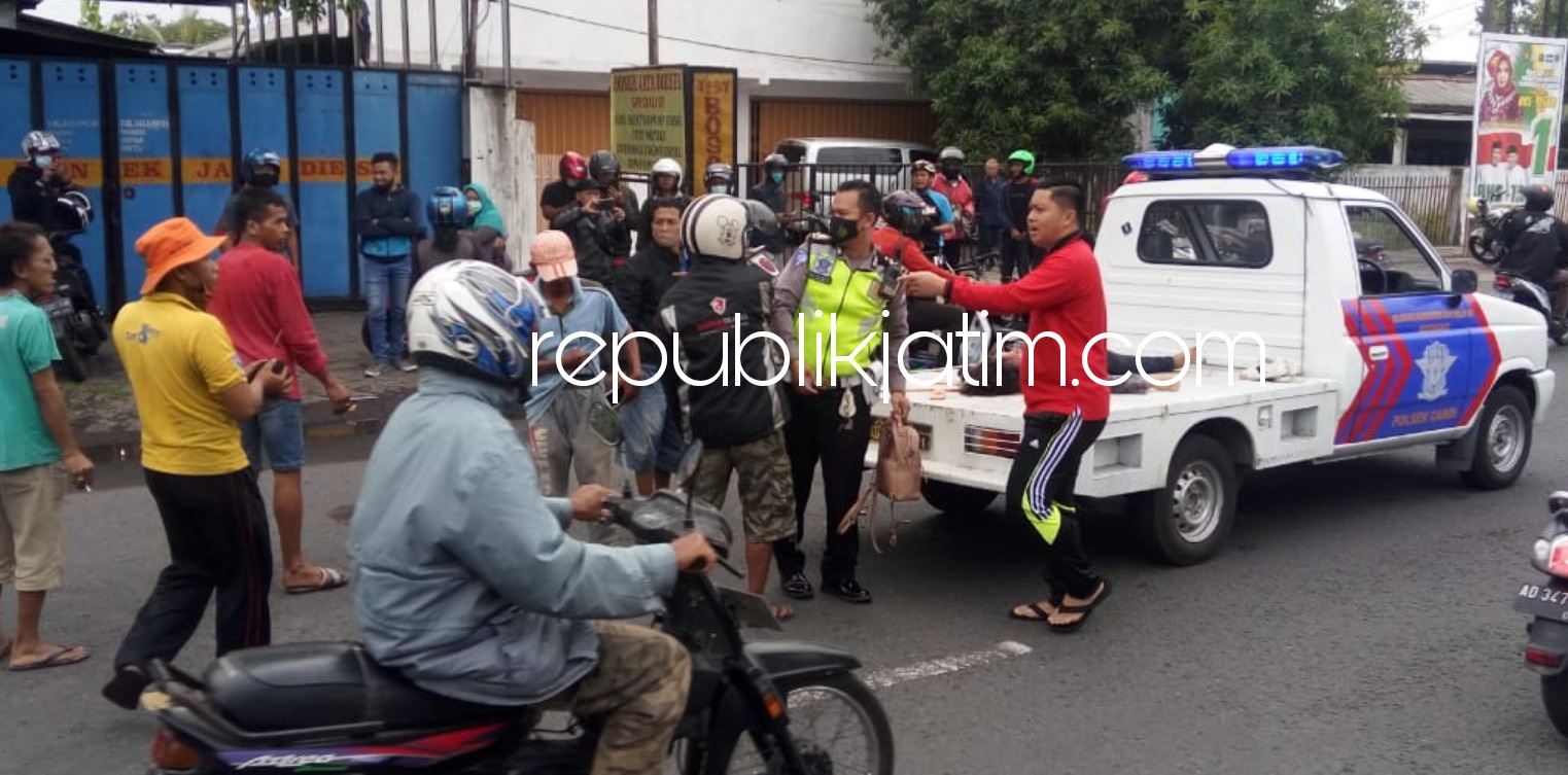 EVAKUASI - Petugas mengevakuasi jenazah korban kecelakaan tabrak lari, Yusticya Nirwesti (27) warga Perum Surya Residence, Desa Dukuhtengah, Kecamatan Buduran di JL Raya Gelam, Kecamatan Candi, Sidoarjo, Jumat (27/11/2020).