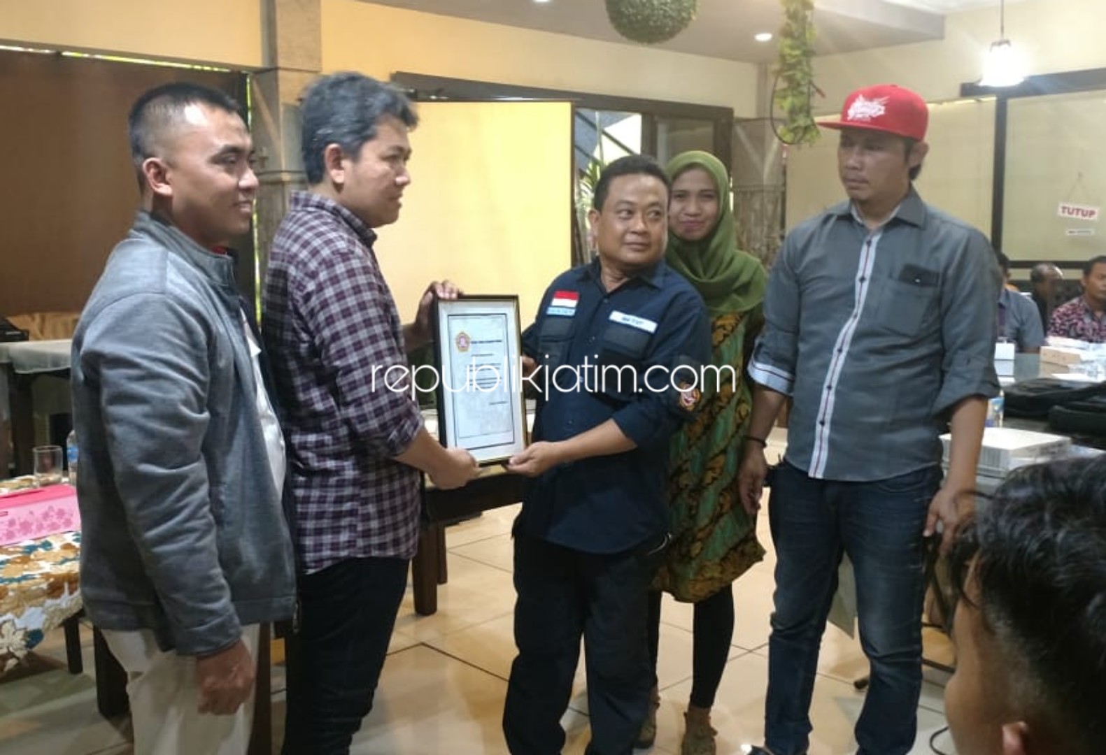 CINDERAMATA - Ketua Karang Taruna Sidoarjo, Imam Safi'i menyerahkan cinderamata kepada anggota Fraksi PKB DPRD Propinsi Jatim, Achmad Amir Aslichin dalam acara Penyerapan Aspirasi Masyarakat di Kafe Ale Pondok Jati, Sidoarjo, Rabu (27/11/2019).