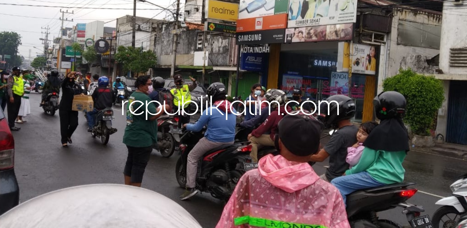 BAGIKAN - Para Bonek dan Bonita bersama Kapolsek Krian dan jajaran membagikan 1.000 masker kepada pengguna jalan di depan Pasar Krian, Jumat (27/11/2020). 