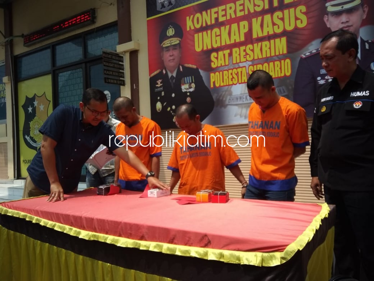 PENCURI - Kasat Reskrim Polresta Sidoarjo, Kompol Muhammad Harris menunjukkan 3 tersangka kasus pencurian Hand Phone (HP) bersama barang buktinya, Selasa (27/11/2018).