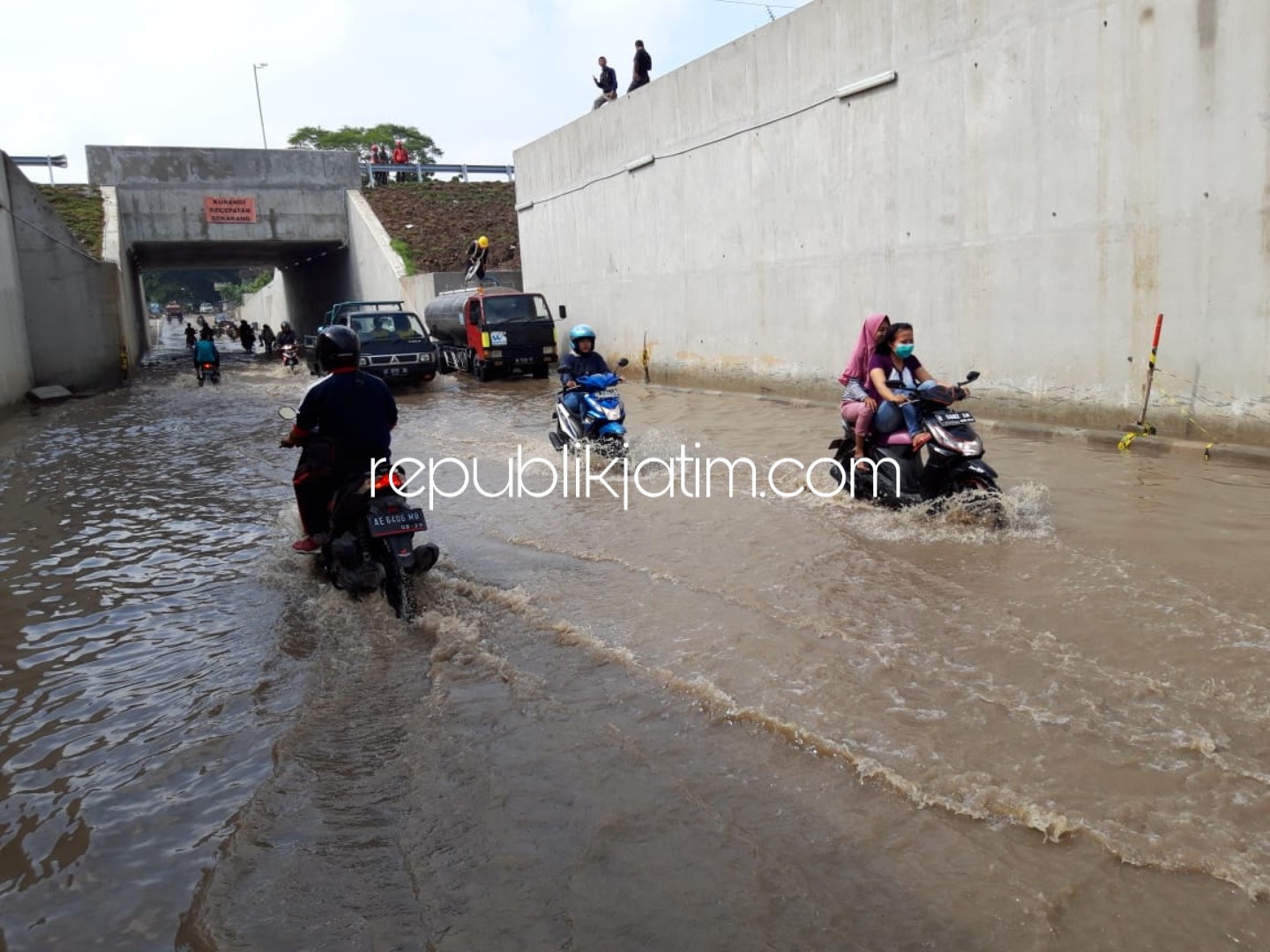 BANJIR - Underpass Widodaren - Ngawi tergenang air banjir antara 20 - 30 sentimeter karena tidak berfungsinya pompa air, Rabu (28/11/2018).