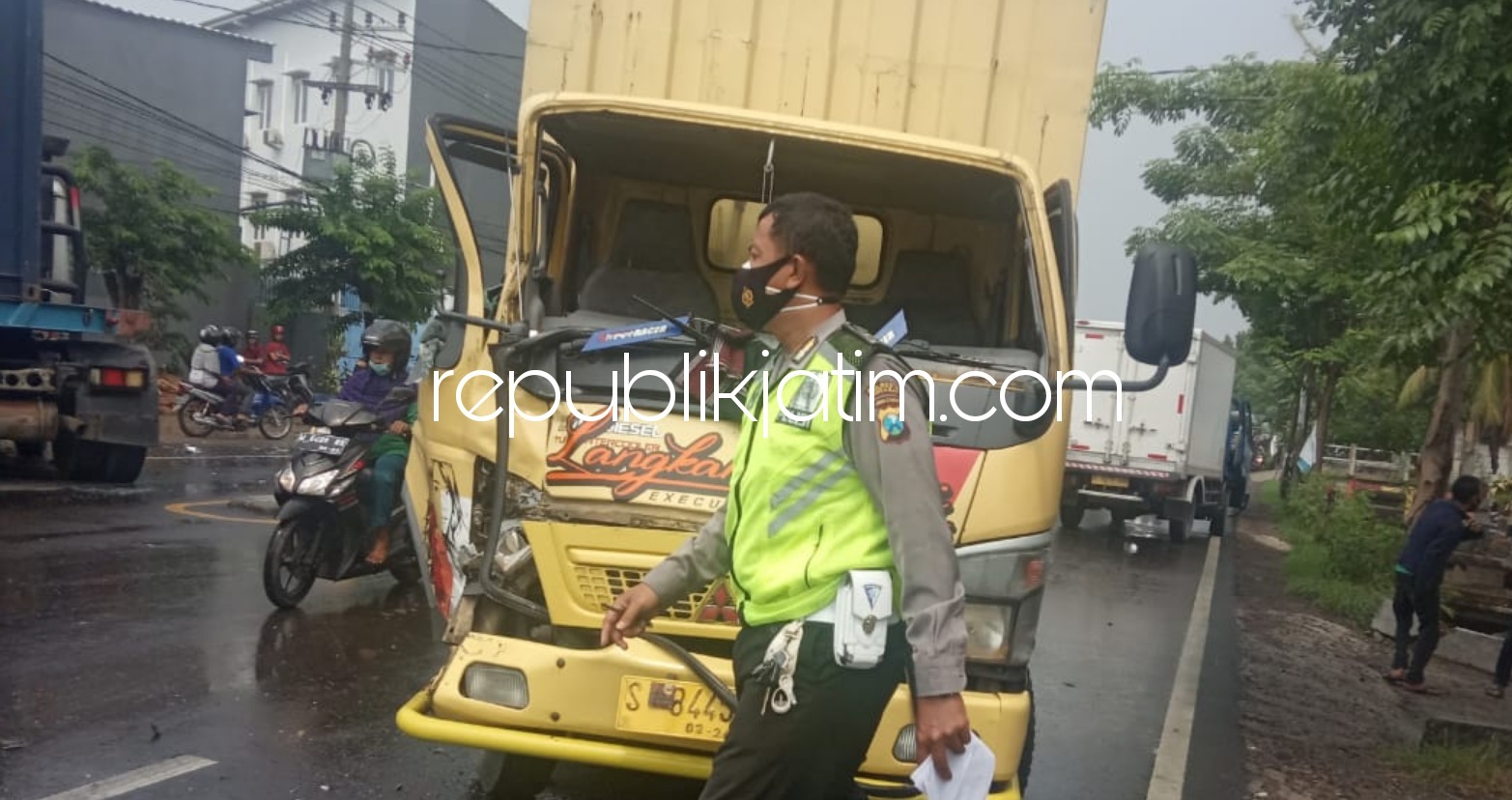 KARAMBOL - Petugas Unit Laka, Satuan Lantas, Polresta Sidoarjo menggelar olah TKP kecelakaan beruntun melibatkan tiga truk di JL Raya Surabaya-Mojokerto, Desa Trosobo, Kecamatan Taman, Sidoarjo, Sabtu (28/11/2020).