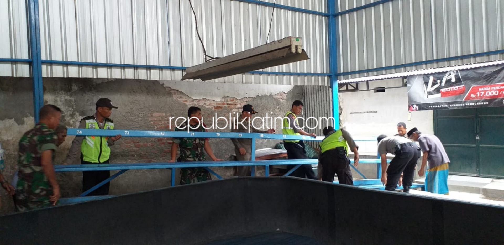 DIAMANKAN - Sejumlah petugas mengamankan barang bukti judi sabung ayam yang ada di Desa Pangkemiri, Kecamatan Tulangan, Sidoarjo, Rabu (27/11/2019) sore.