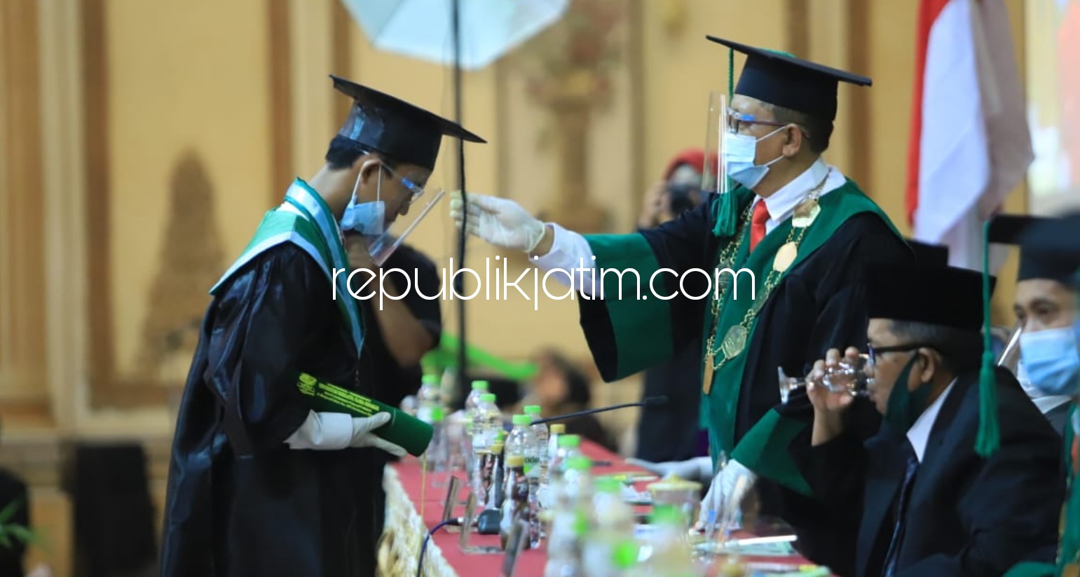 WISUDA - Rektor Unusida, Dr Fatkul Anam memproses 230 wisudawan dan wisudawati di Aula Madinah Hotel Utami Juanda, Sidoarjo, Sabtu (28/11/2020).