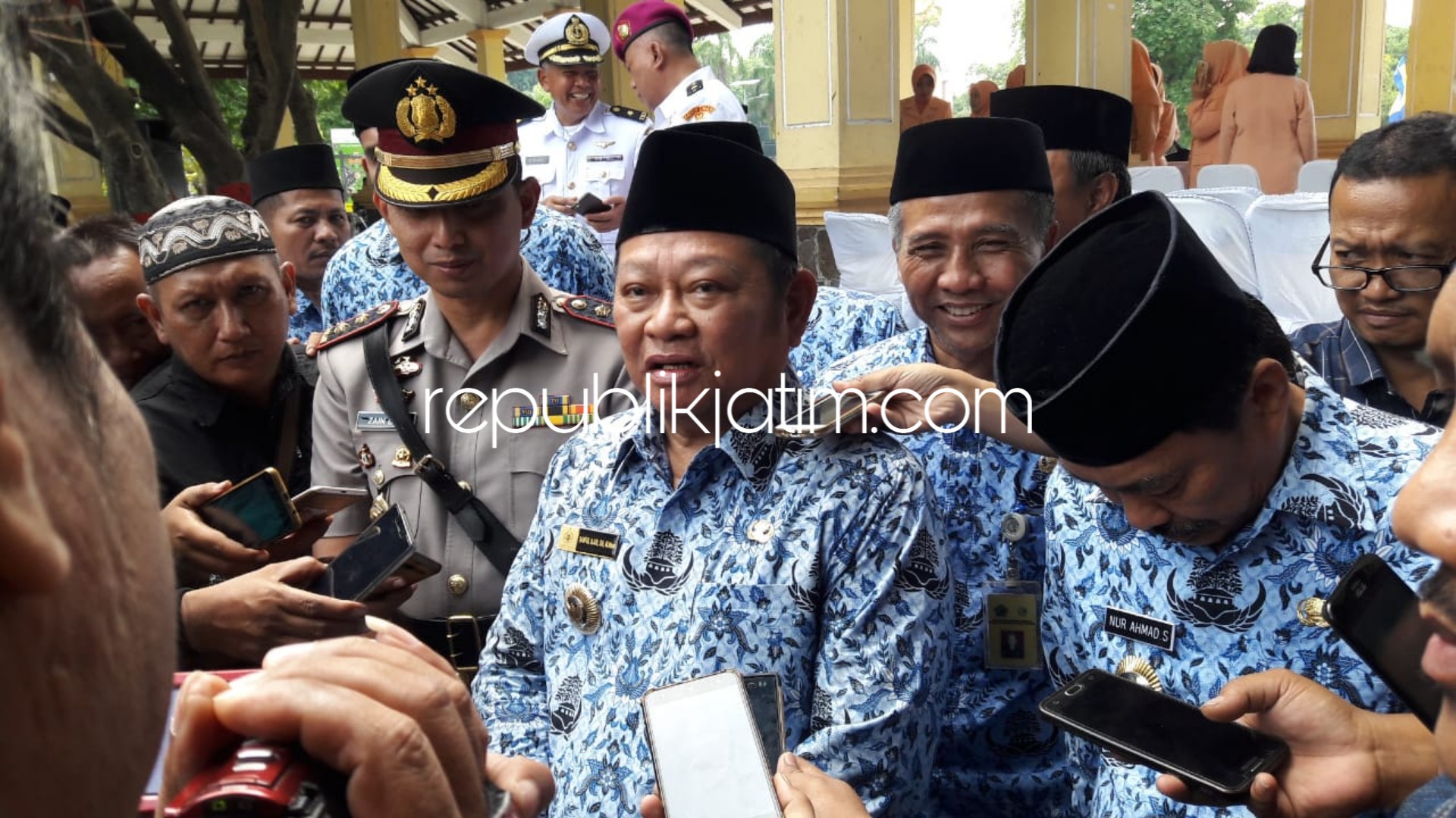 KONFERENSI - Bupati Sidoarjo, Saiful Ilah memberikan keterangan pers kepada sejumlah wartawan seusai memimpin upacara HUT Korpri di alun-alun Sidoarjo, Kamis (29/11/2018).