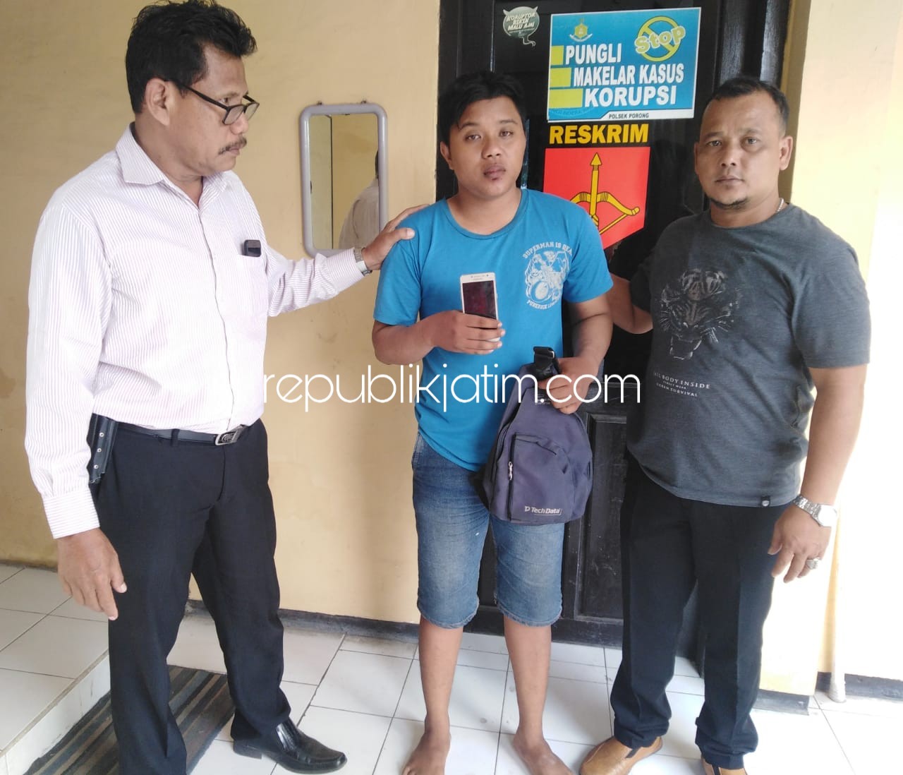 PENCURI - Kanit Reskrim Polsek Porong, Ipda Sulasno (kiri) mengamankan tersangka pencurian, M Arif (tengah) bersama barang bukti curiannya di Polsek Porong, Kamis (29/11/2018).