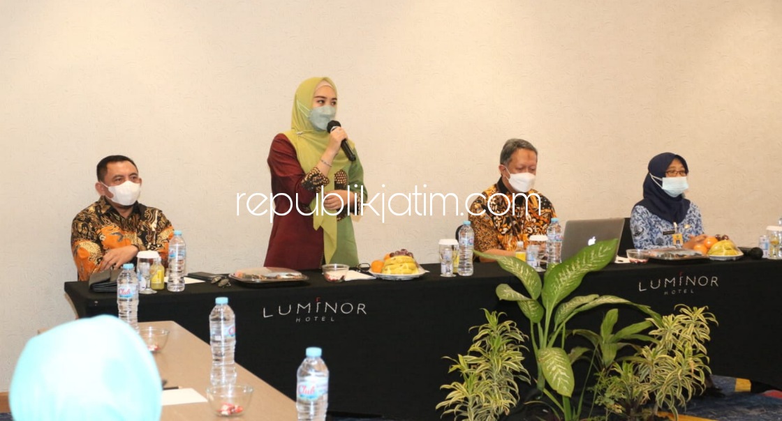 OPTIMIS - Ketua Dekranasda Sidoarjo, Ny Sa'adah Ahmad Muhdlor (Ning Sasha) optimis pemasaran digital produk kerajinan IKM Sidoarjo bisa menembus pasar global dalam pembekalan 50 IKM soal pelatihan ekspor di Luminor Hotel Sidoarjo, Senin, (29/11/2021).