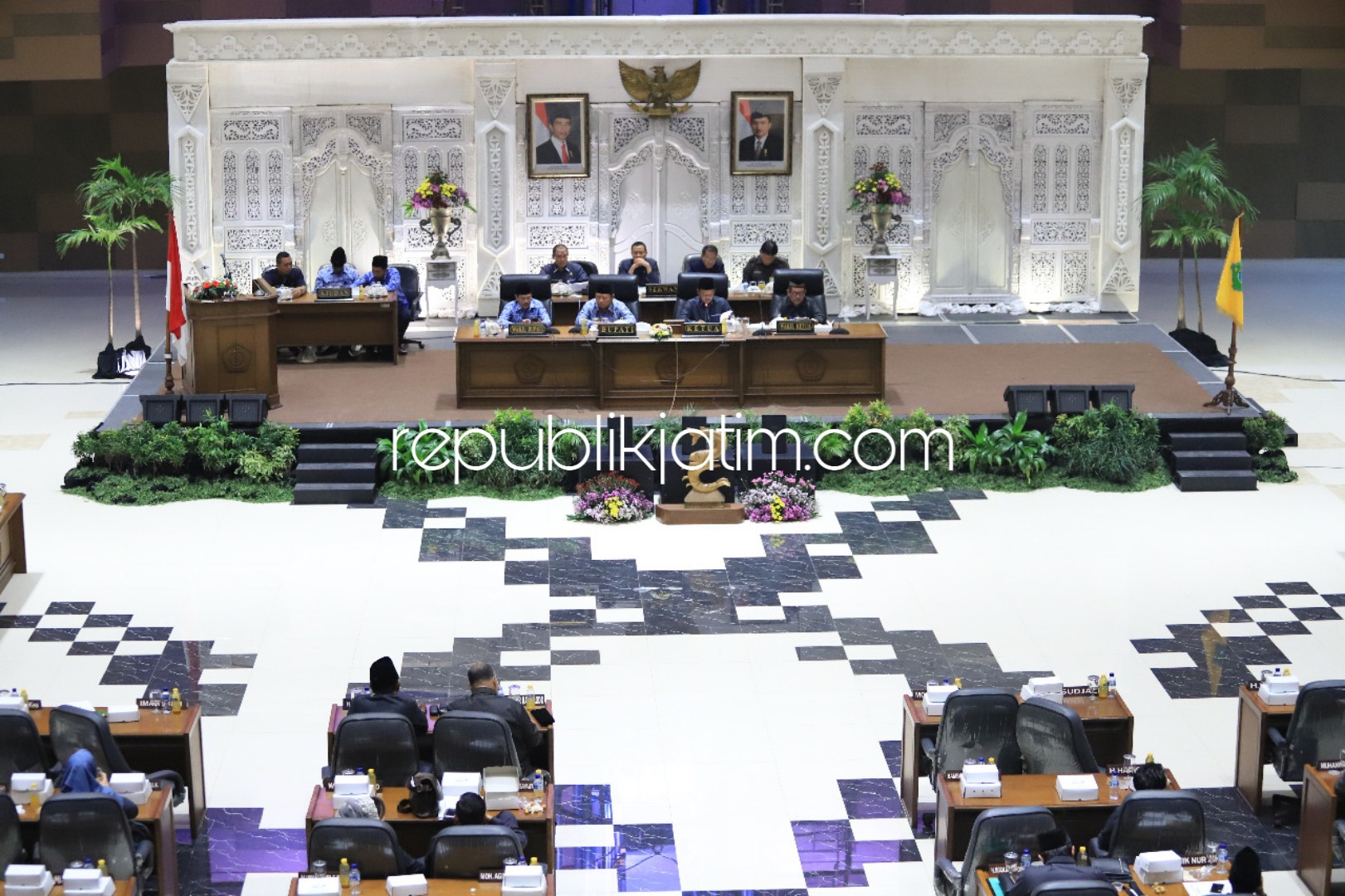 PARIPURNA - Ketua DPRD Sidoarjo, Sullamul Hadi Nurmawan memimpin paripurna pencabutan Keputusan Pimpinan DPRD Nomor 20 Tahun 2012 tentang Parkir Berlangganan di gedung SCC Lingkar Timur, Kamis (29/11/2018).