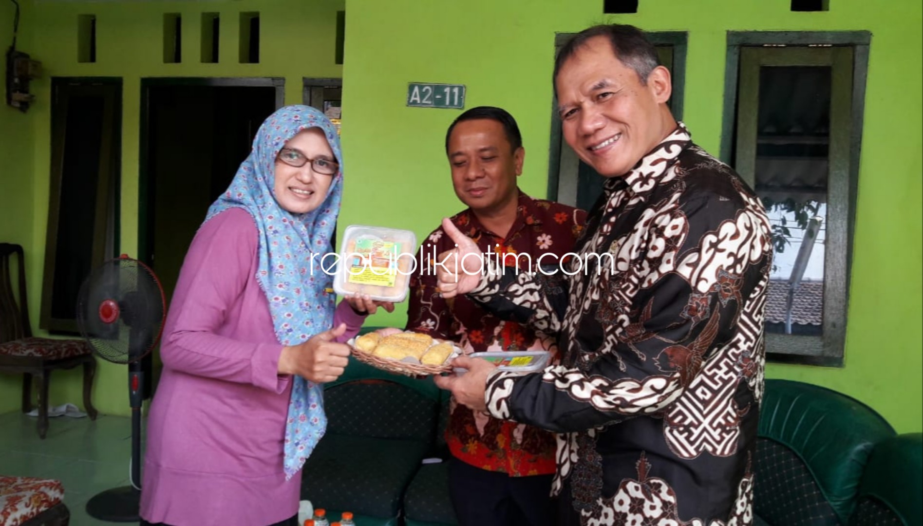 KANTONGI NPWP - Usaha Kecil Mikro dan Menengah (UMKM) Divenka Food milik Lenni Kristiana di Perum Griya Candi Pratama, Desa Durungbedug, Kecamatan Candi, Sidoarjo merasa beruntung setelah mengantongi NPWP, Jumat (29/11/2019).
