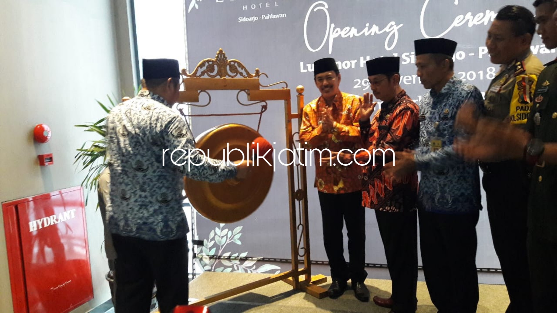 OPENING - Bupati Sidoarjo, Saiful Ilah memukul gong tanda beroperasinya Luminor Hotel Sidoarjo yang ada di JL Pahlawan jantung Kota Sidoarjo, Kamis (29/11/2018).