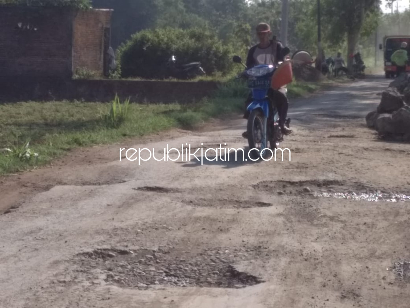 RUSAK - Para pengguna jalan kabupaten Nailan - Wringinanom mulai Desa Gundik, Crabak dan Desa Kunti mengeluhkan kondisi jalan yang hancur berlubang hingga untuk memilih jalan yang halus kesulitan, Kamis (29/11/2018).