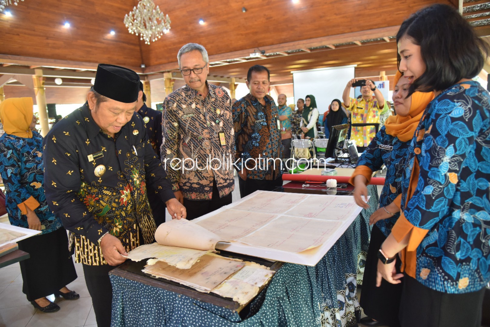 ARSIP - Bupati Sidoarjo, Saiful Ilah melihat arsip kuno yang diselamatkan dalam program restorasi arsip di Pendopo Delta Wibawa Sidoarjo, Kamis (28/11/2019).