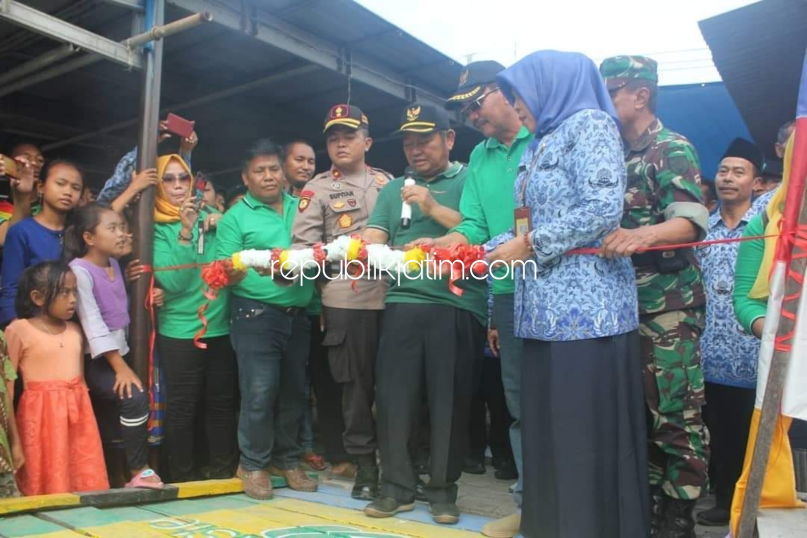 RESMIKAN - Bupati Sidoarjo, Saiful Ilah meresmikan dua jembatan di Dusun Pucu'an dan Dusun Kalikajang, Kelurahan Gebang, Kecamatan/Kabupaten Sidoarjo, Jumat (29/11/2019) sore.
