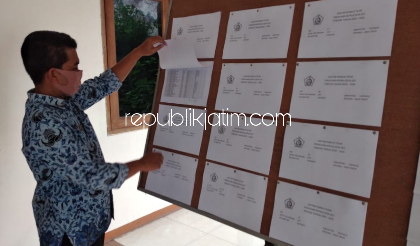 DPT - Dinas Pemberdayaan Masyarakat dan Desa (PMD) Pemkab Sidoarjo menetapkan Daftar Pemilih Tetap (DPT) untuk 174 desa yang menggelar Pilkades Serentak 20 Desember 2020 layaknya DPT Pilkades di Kantor Desa Jati, Kecamatan Sidoarjo, Senin (30/11/2020).