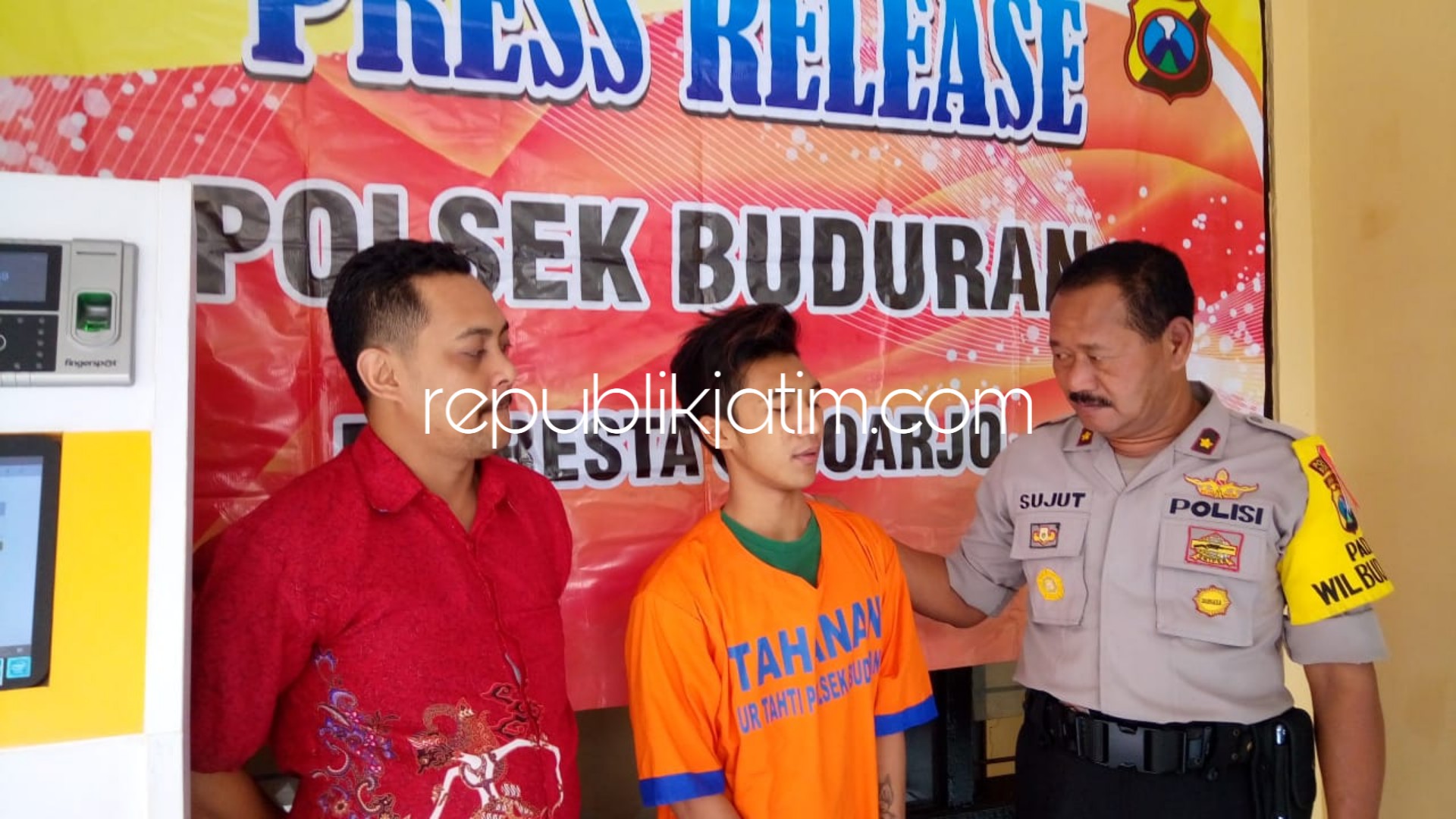 KDRT - Tersangka KDRT, Noval Alfa Rizki warga Desa Wadungasih, Kecamatan Buduran, Sidoarjo dijebloskan ke dalam tahanan Polsek Buduran, Jumat (30/11/2018).