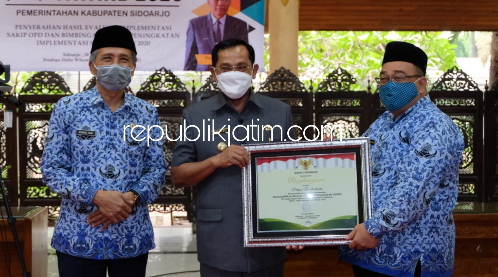 SERAHKAN - Pj Bupati Sidoarjo, Hudiyono menyerahkan hasil evaluasinya SAKIP kepada OPD Pemkab Sidoarjo, di Pendopo Delta Nugraha, Senin (30/11/2020) sore.