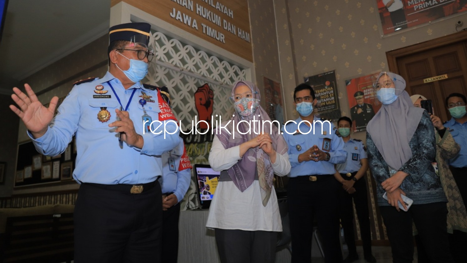 UJI PETIK - Tim Penilai Nasional (TPN) Pembangunan Zona Integritas (ZI) KemenPAN-RB menggelar uji petik di Kanwil Kemenkumham Jatim dengan meninjau pelayanan publik, berdiskusi serta memberi masukan untuk perbaikan layanan, Senin (30/11/2020) petang.