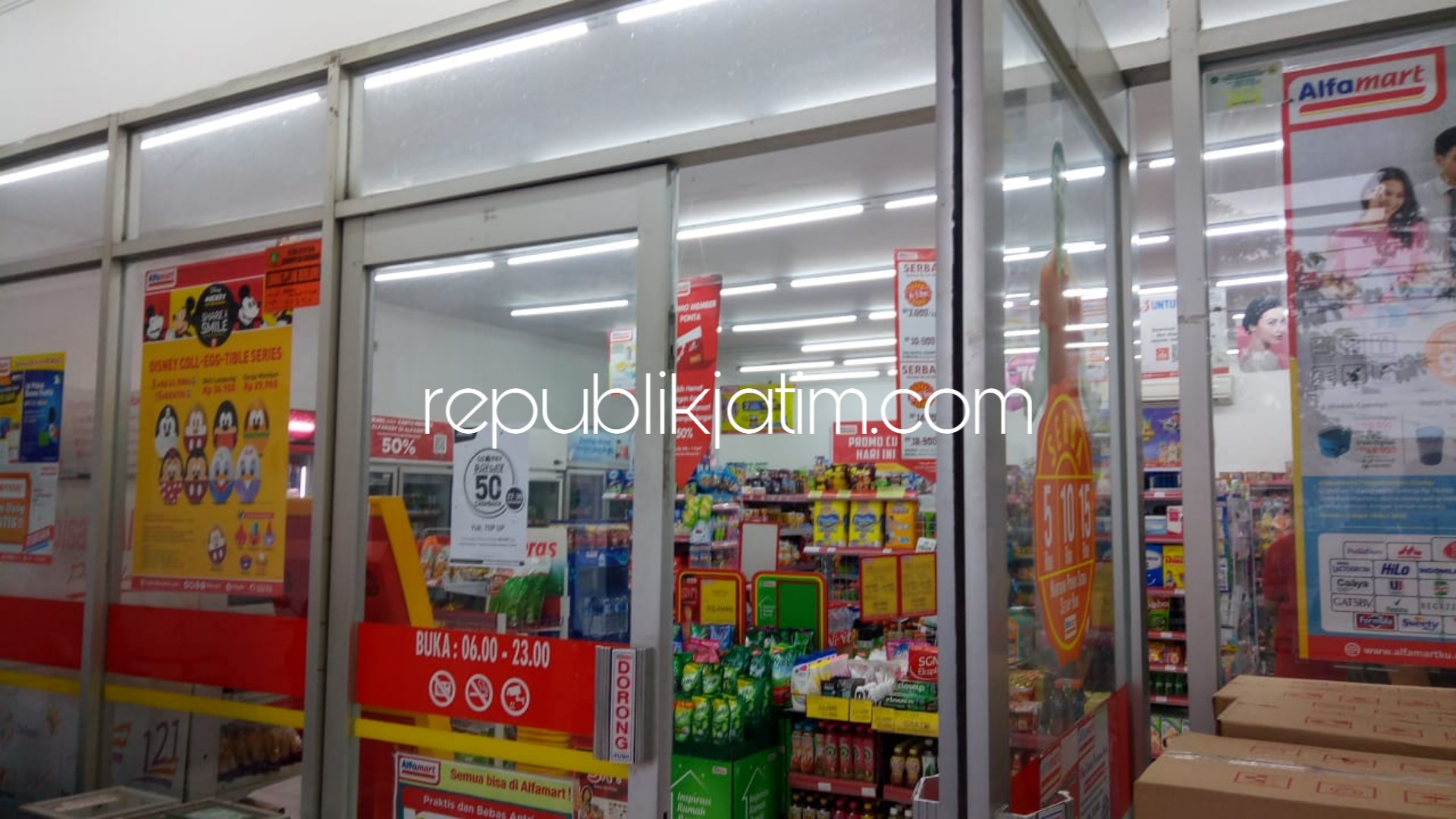 DIBOBOL PENCURI - Sebuah minimarket di JL Kombes Pol M Duryat, Kelurahan Sidoklumpuk, Kecamatan/Kabupaten Sidoarjo, diobik-obok kawanan pencuri untuk ketiga kalinya, Kamis (29/11/2018) malam.