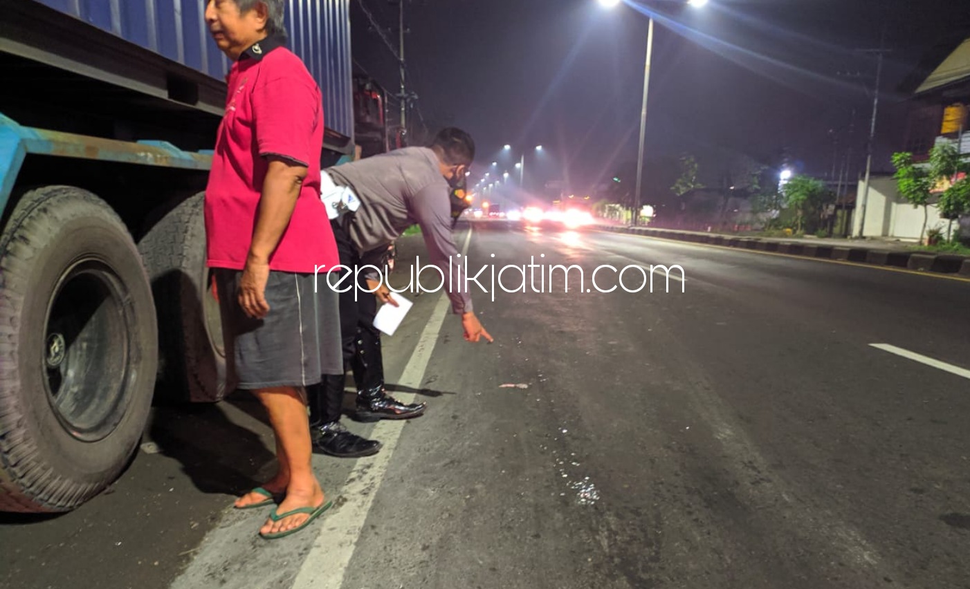 OLAH TKP - Pengendara motor yang ditabrak truk tanpa identitas dirawat di Rumah Sakit Siti Khotijah, Kecamatan Taman, Sidoarjo dan petugas olah TKP kecelakaan, Selasa (01/12/2020).