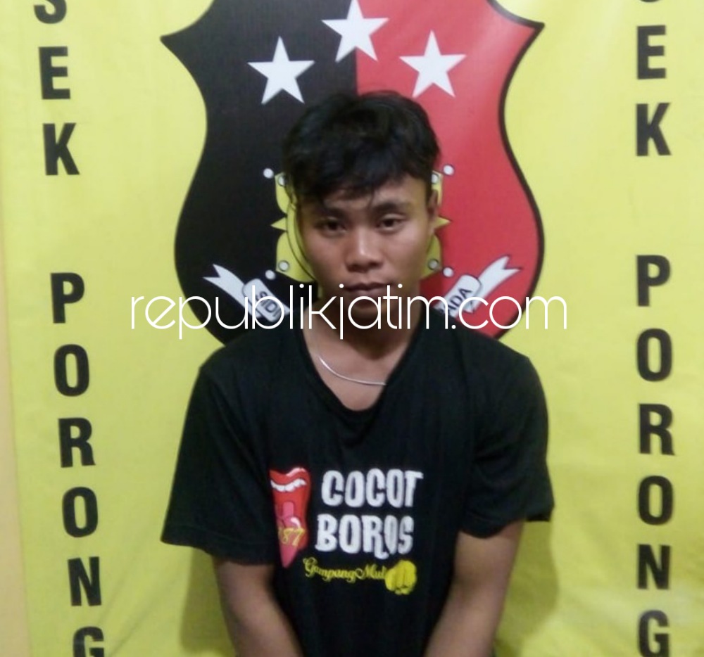 DIAMANKAN - Pelaku begal Diki Purnama diamankan di Polsek Porong usai diamankan warga di JL Raya Arteri Porong, Desa Wunut, Kecamatan Porong, Sidoarjo, Selasa (30/11/2021) malam.