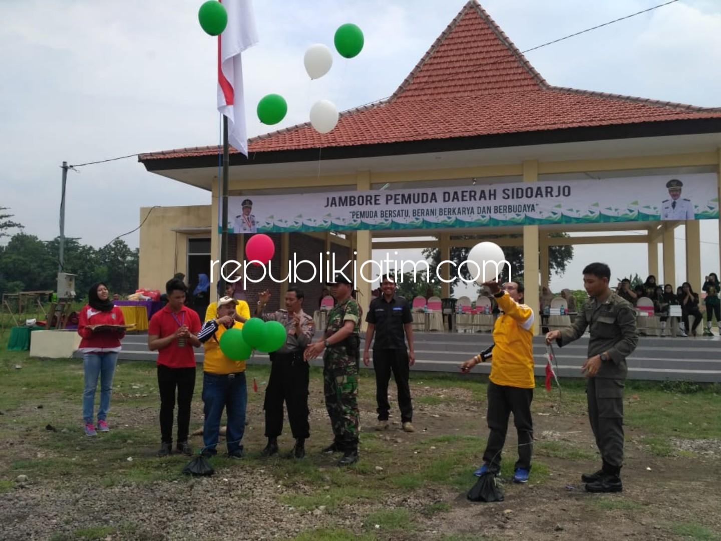 JAMBORE - Kebid Kepemudaan dan Kebudayaan Disporpar Sidoarjo, Didik Triwahyudi membuka acara Jambore Pemuda dua hari di Bumi Perkemahan Desa Tanjekwagir, Kecamatan Krembung, Sidoarjo, Sabtu (01/12/2018).