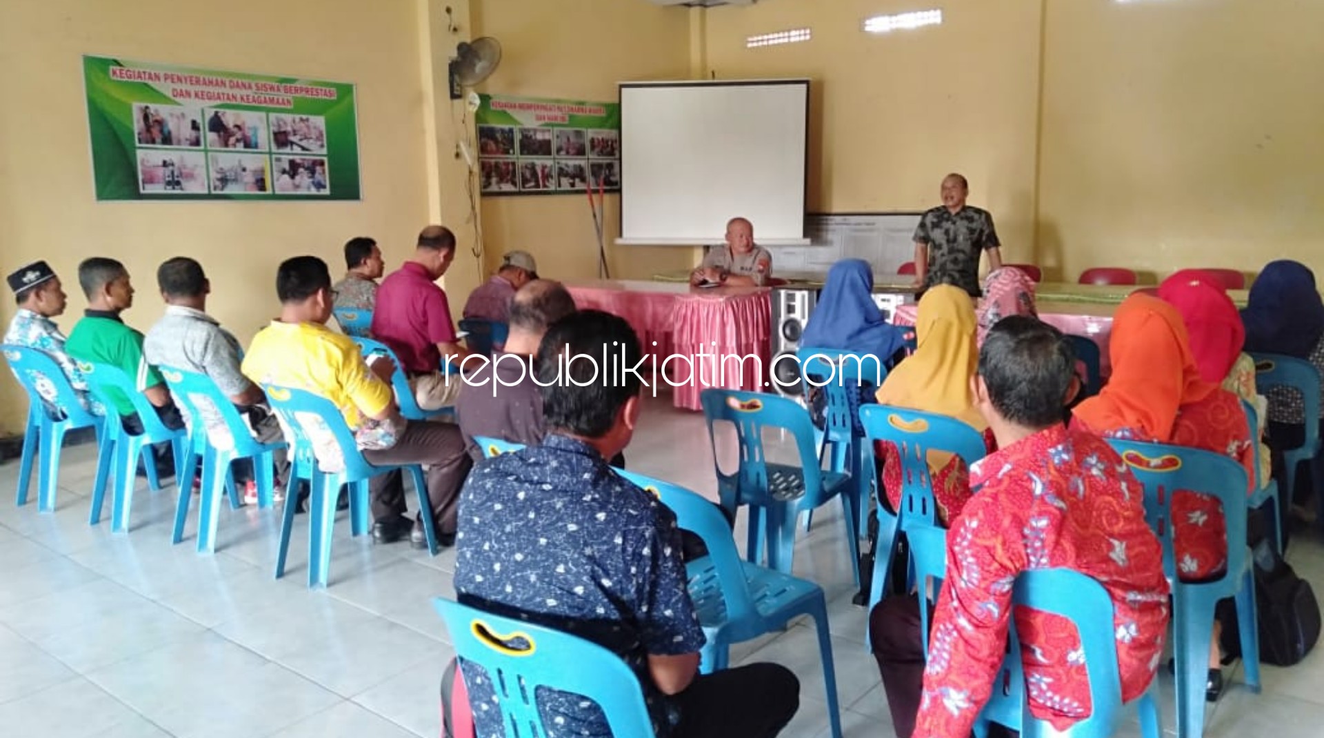SOSIALISASI - Kapolsek Krembung AKP Purwanto menggelar sosialisasi berita pwnculikan anak hoax di UPTD Kecamatan Krembung, Sabtu (30/11/2019).