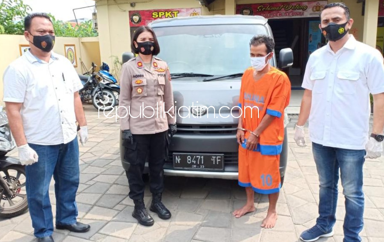 DIPAMERKAN - Tersangka spesialis penadah mobil hasil pencurian, Cholili (57) asal Pasuruan beserta satu unit mobil pikup Grand Max dipamerkan petugas Unit Reskrim Polsek Sedati, Selasa (01/12/2020).