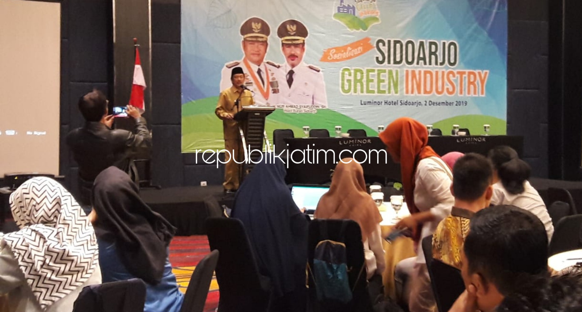 PAPARAN - Wabup Sidoarjo, Nur Ahmad Syaifuddin memberikan paparan dalam acara Sosialisasi Sidoarjo Green Industry dihadapan 160 perusahaan di Hall Luminor Sidoarjo, Senin (02/12/2019).