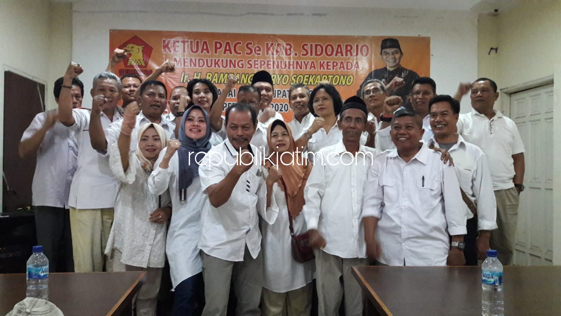 POSE - Bacabup Sidoarjo, Bambang Haryo Soekartono (BHS) berpose foto bersama saat mengumpulkan Ketua PAC Partai Gerindra se Sidoarjo di rumah makan Podo Joyo, Taman Pinang Indah, Sidoarjo, Minggu (01/12/2019) malam.