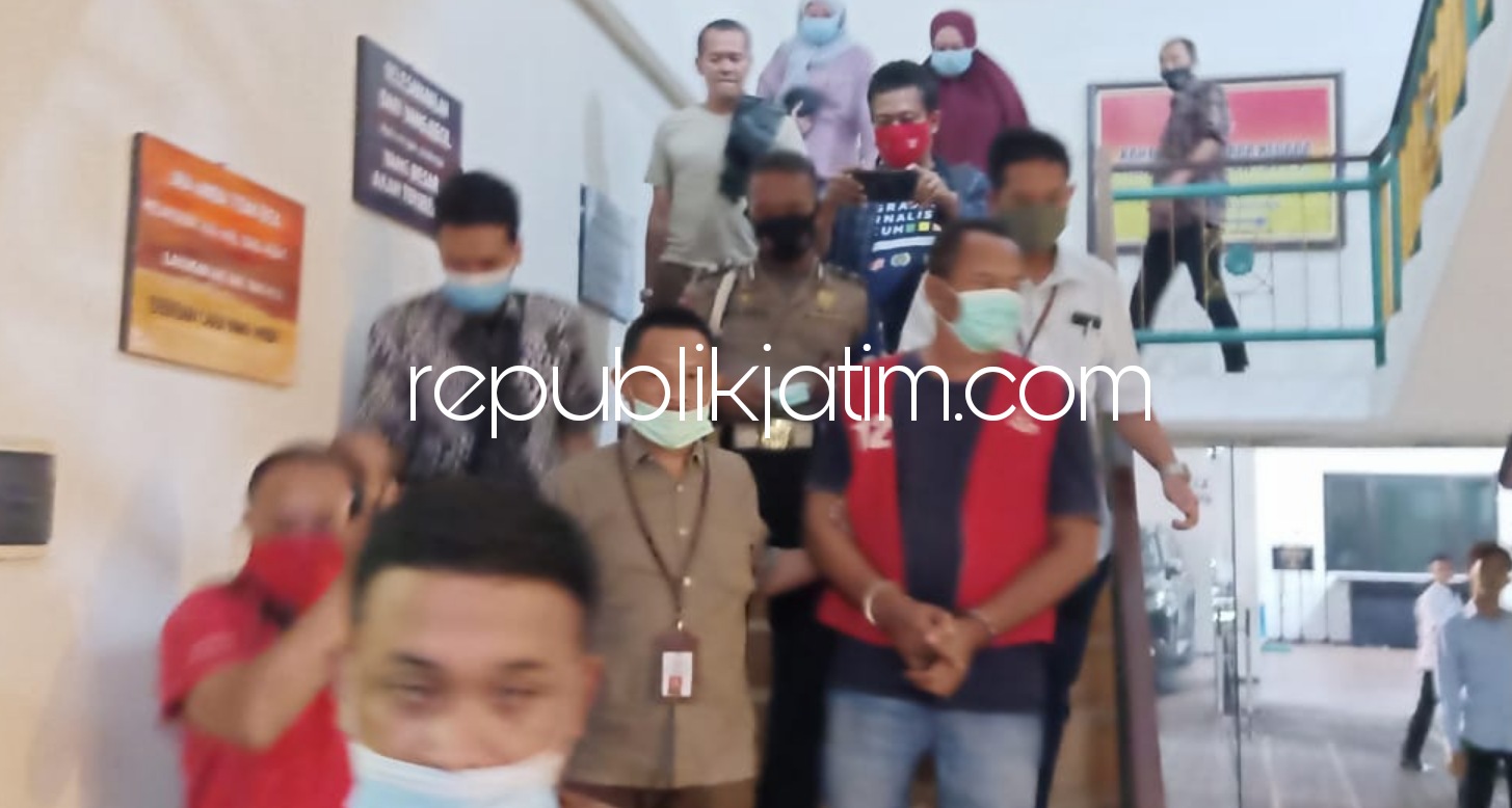 DITAHAN - Mantan Kades Kemantren, Kecamatan Tulangan, Sidoarjo Bambang Sugeng (pakai rompi) ditahan penyidik Kejaksaan Negeri (Kejari) Sidoarjo usai mangkir sejak ditetapkan sebagai tersangka, Rabu (02/12/2020).