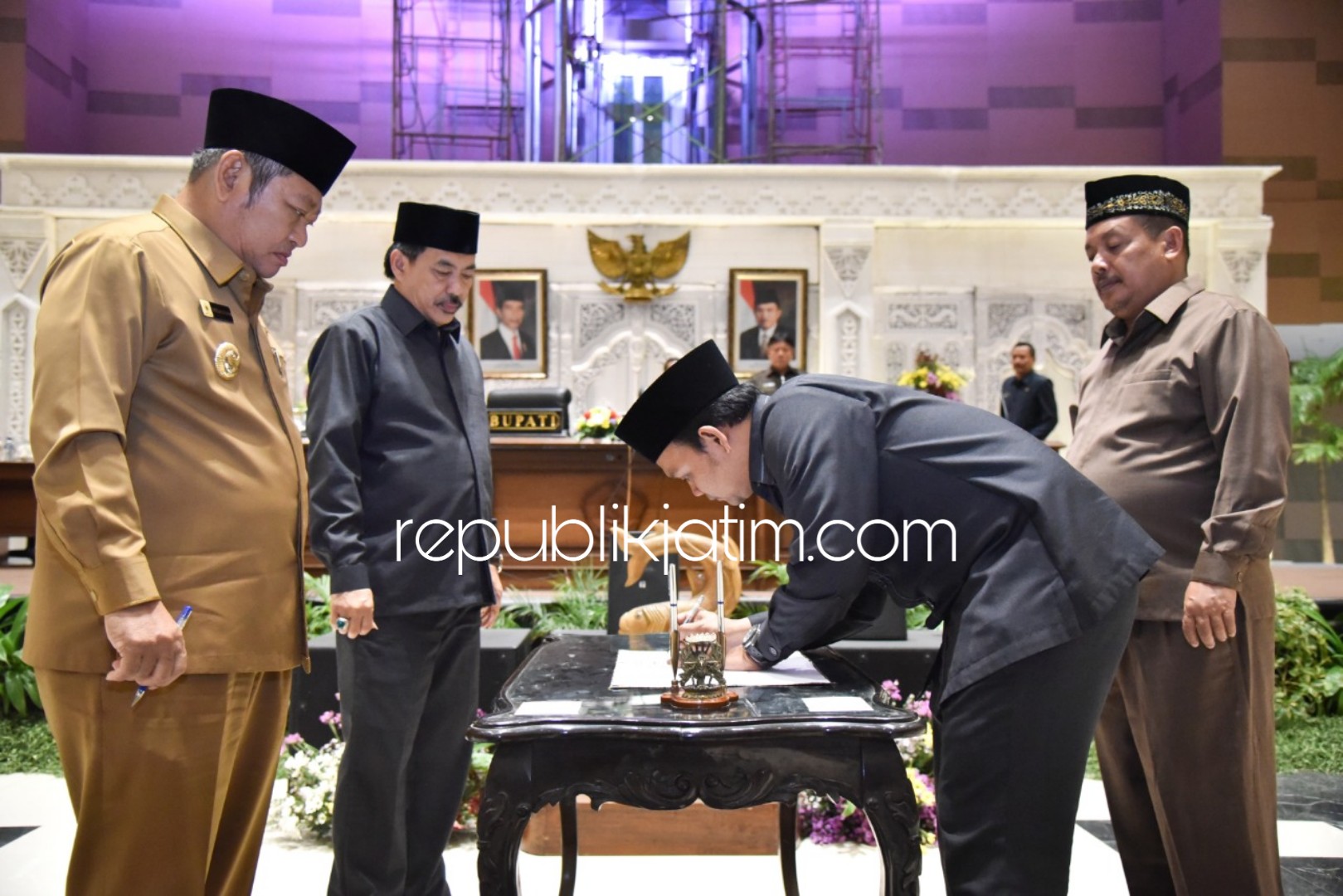 DISETUJUI - Ketua DPRD Sidoarjo, Sullamul Hadi Nurmawan menandatangi APBD Sidoarjo Tahun 2019 dalam rapat paripurna yang digelar Jumat (30/11/2018) malam.