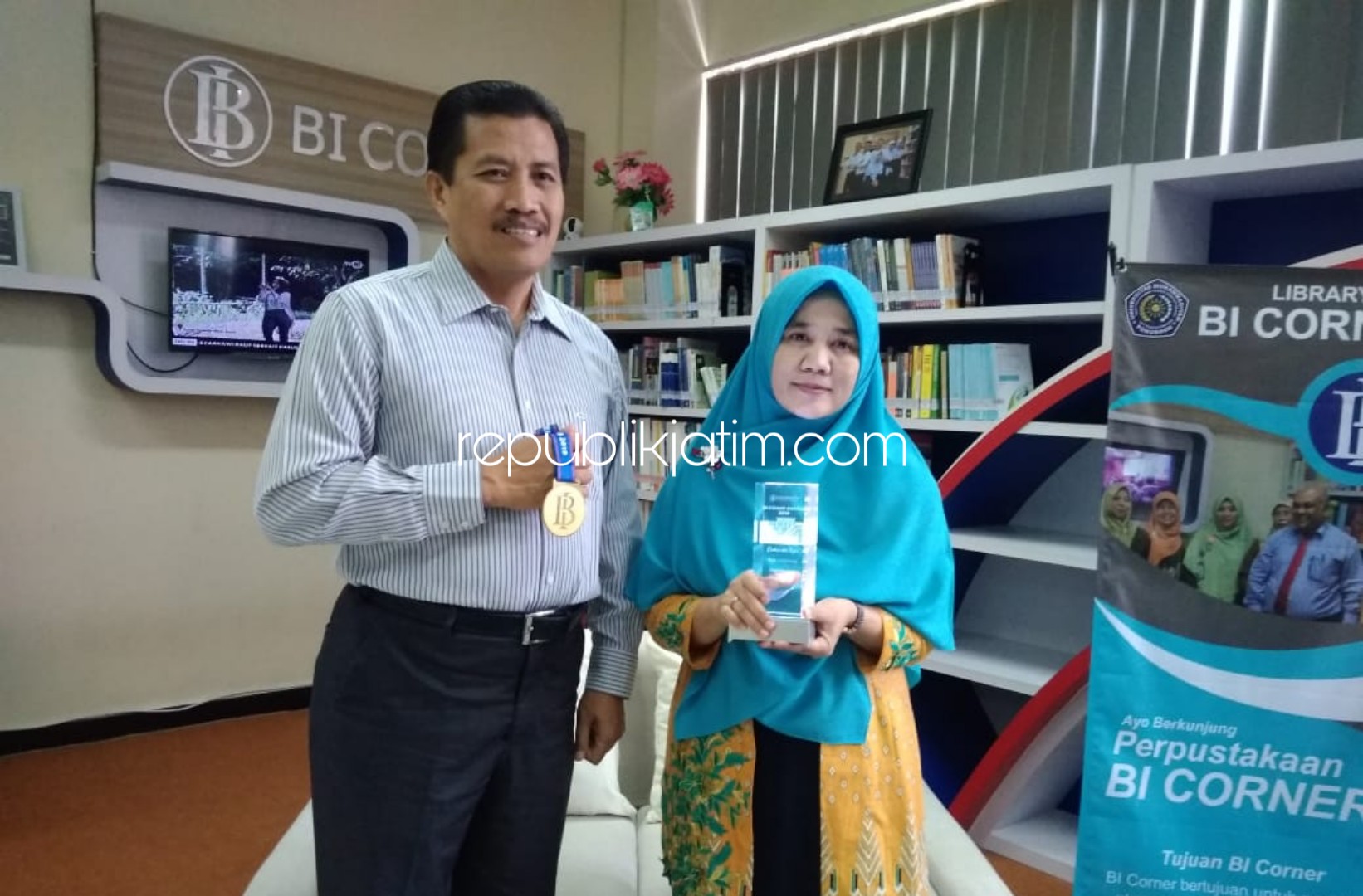 PENGHARGAAN - Rektor Universitas Muhammadiyah Ponorogo, Dr Sulthon Msi dan Kepala Perpustakaan Universitas Muhammadiyah Ponorogo, Ayu Wulansari S Kom, MA menunjukkan penghargaan BI Corner Award 2019, Selasa (03/12/2019).