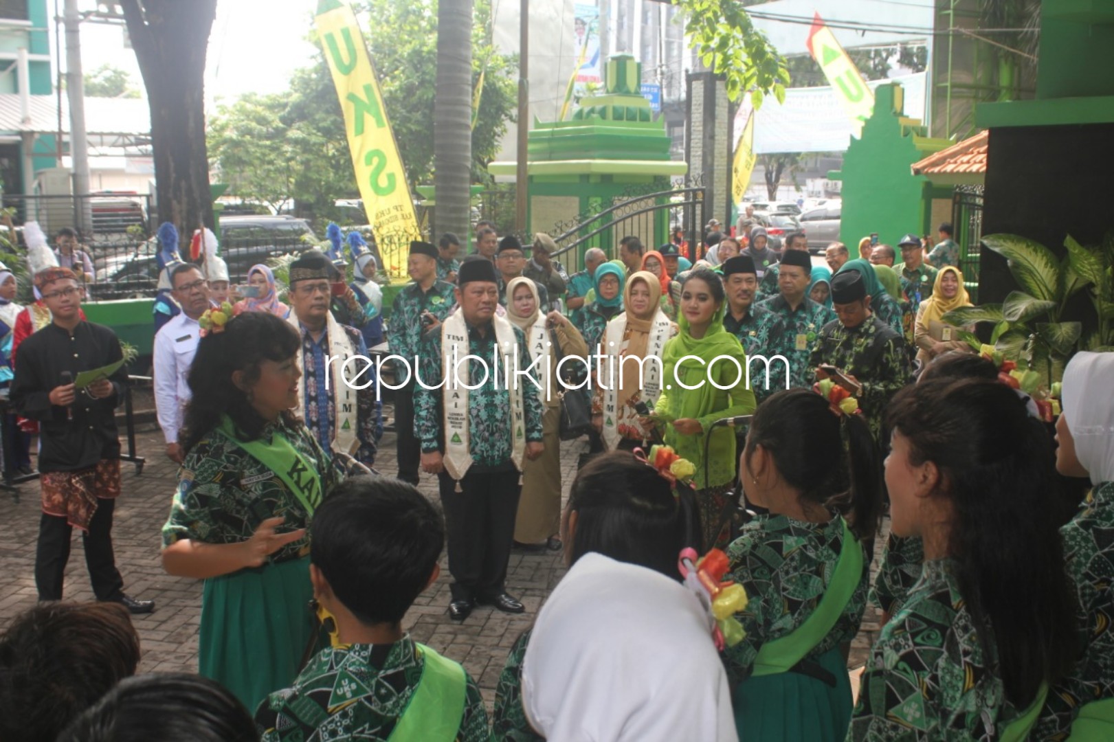 SAMBUT - Kedatangan tim penilai LLSS berjumlah lima orang disambut Bupati dan Wakil Bupati Sidoarjo, Saiful Ilah dan Nur Ahmad Syaifuddin di Dinas Pendidikan (Dindik) Pemkab Sidoarjo, Senin (03/12/2018).