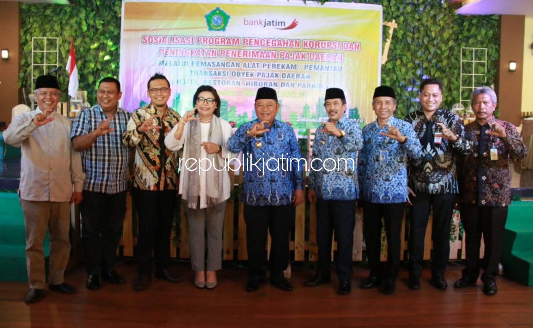 SOSIALISASI - Ratusan pengusaha hotel, restoran, hiburan dan (BPPD) Pemkab Sidoarjo mengikuti sosialisasi Program Pencegahan Korupsi Dan Peningkatan Penerimaan Pajak Daerah melalui Pemasangan Alat Perekam Transaksi Obyek Pajak, Selasa (03/12/2019).