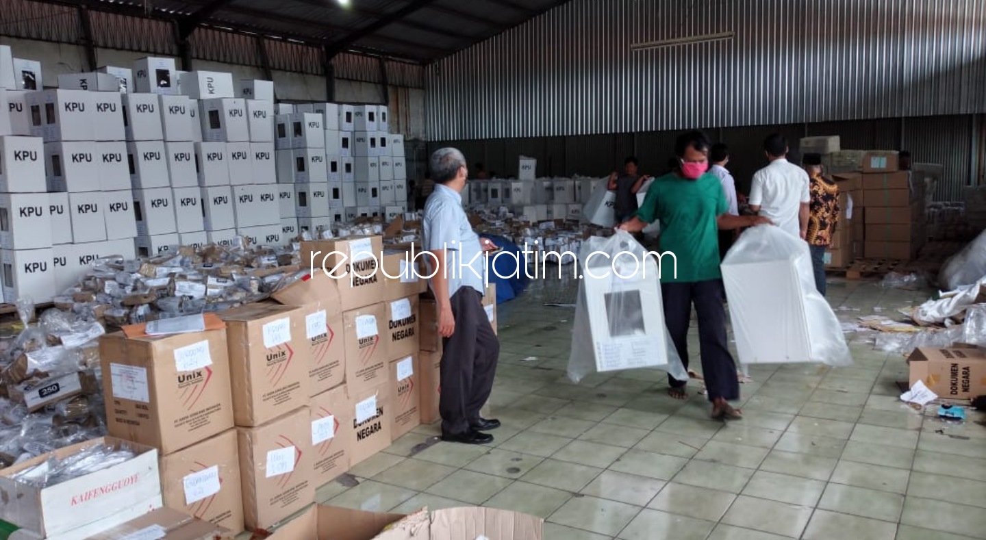 DISTRIBUSI - Komisi Pemilihan Umum (KPU) Sidoarjo mulai mendistribusikan logistik dan APD untuk Pilkada Sidoarjo 9 Desember 2020 dari gudang di JL Raya Desa Lebo, Kecamatan Sidoarjo, (03/12/2020).