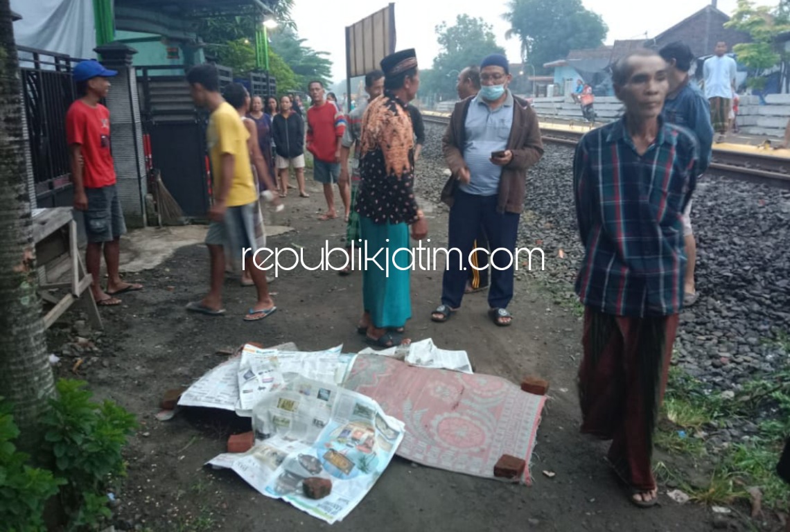 TERTABRAK - Pengendara motor Suzuki GS bernopol L 2533 BJ, Putra Hasibuan (22) tewas tertabrak KA Bima jurusan Jakarta - Surabaya di perlintasan KA tanpa palang pintu Desa Kramatjegu, Kecamatan Taman, Sidoarjo, Jumat (03/12/2021).