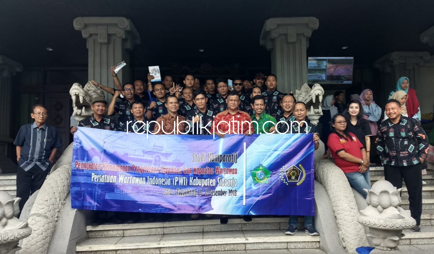 STUDI KOMPARATIF - Sebanyak 25 anggota PWI Sidoarjo menggelar Studi Komparatif ke Monumen Pers Nasional dan PWI Surakarta (Solo), Sabtu (01/12/2018).