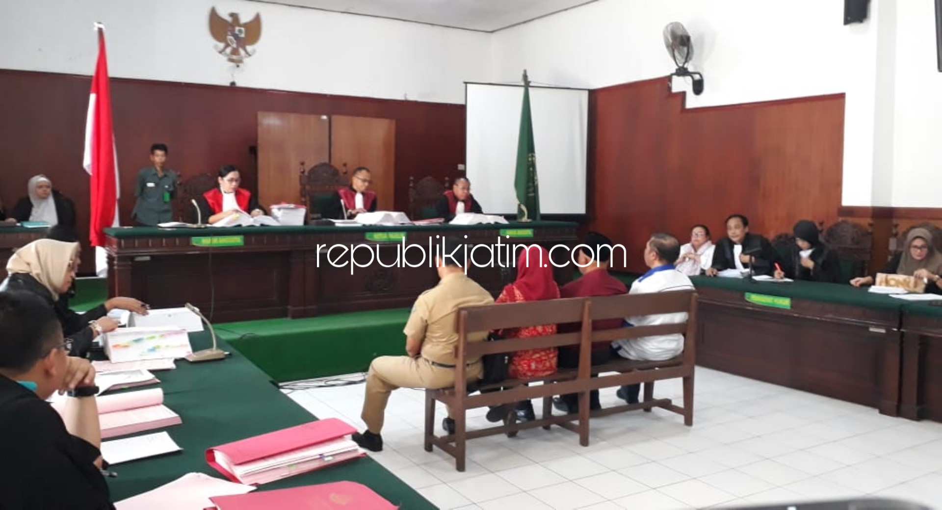 KETERANGAN - Sejumlah saksi memberikan keterangan di persidangan di Pengadilan Negeri Sidoarjo, Senin (02/12/2019).