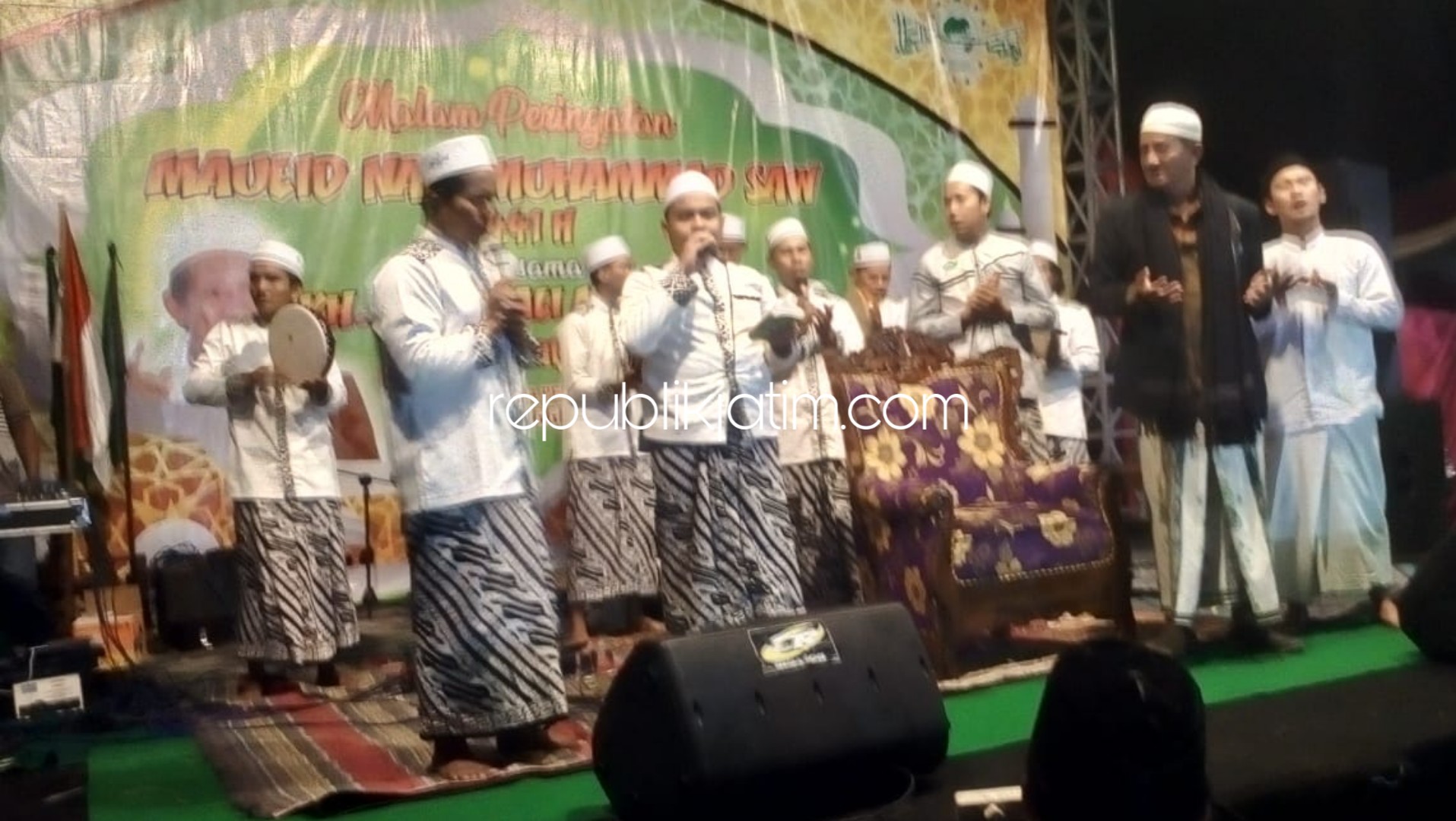 MAULIDAN - Pengasuh Pondok Modern Bumi Sholawat, Lebo, Sidoarjo, KH Agus Ali Masyhuri memimpin acara Maulid Nabi Muhammad SAW di Masjid Baiturrahman Dusun Serbo, Desa Bogempinggir, Kecamatan Balongbendo, Sidoarjo, Selasa (03/12/2019) malam.